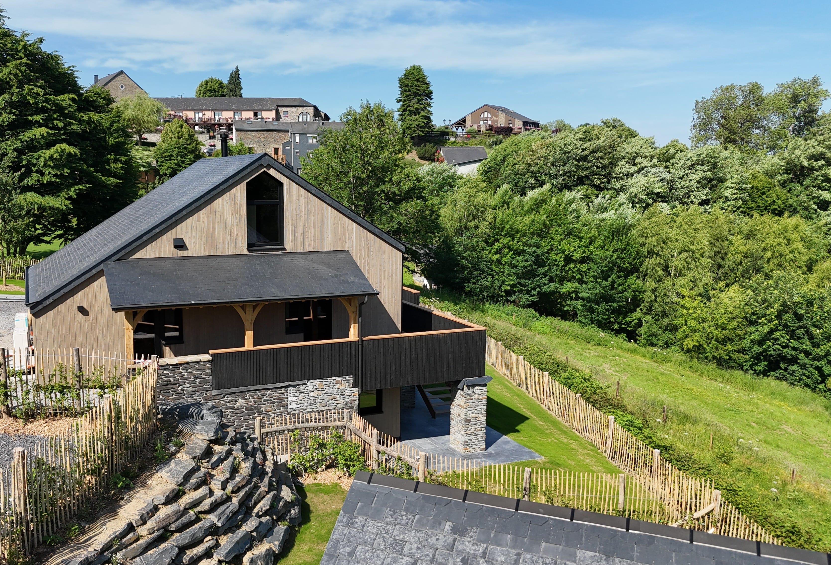 Cottage en bois avec terrasse et bain à bulles